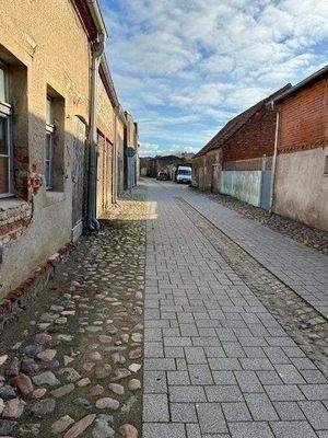 Straße hinter dem Haus