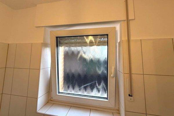 Badezimmer mit Fenster und Dusche