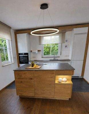 Moderne Küche mit Kochinsel