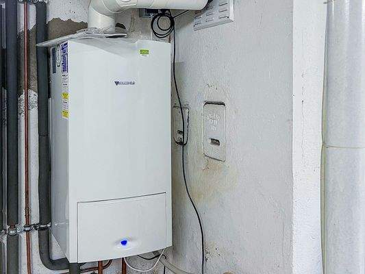 Jede Whg verfügt eigne Gas-Etagenheizung