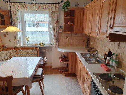 Küche mit Einbauten.