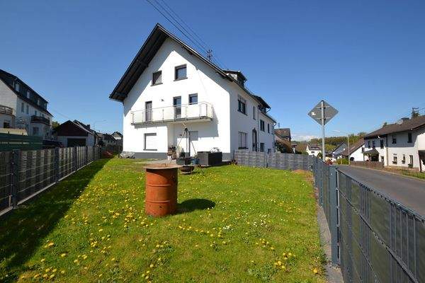 Terrasse + Wiese Whg.1, Balkon Whg. 2