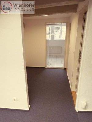 Garderobe und Durchgang zur Küche