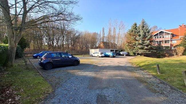 hinteres Grundstück mit Garagen u Stellplätzen