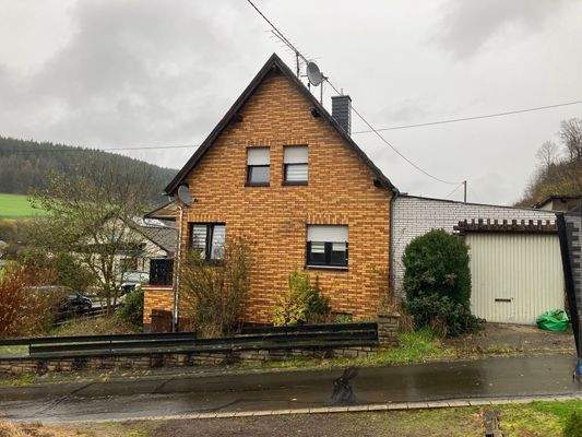 Seitenansicht rechts mit Garagenanbau