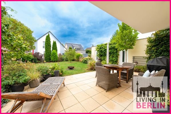 Terrasse mit Blick in den Garten