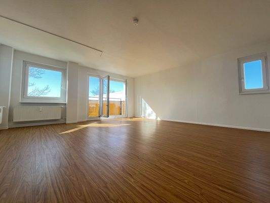 Wohnzimmer mit Blick zum Balkon