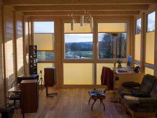 Blick in den Wintergarten mit Blick in das Gartenschaugelände