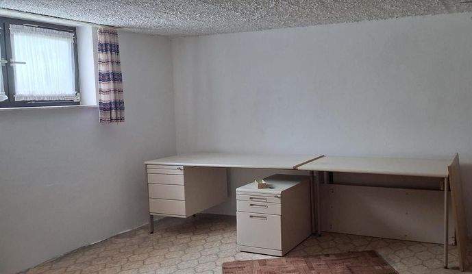 Arbeits- oder Gästezimmer im Keller.jpg