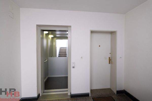 Eingang mit Fahrstuhl