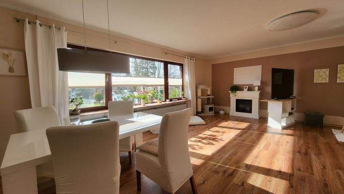 schöner Essbereich im hellen Wohnzimmer.jpg