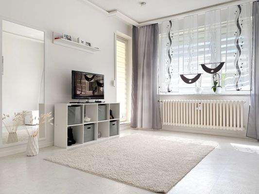 Wohnzimmer mit Zugang zum Sonnenbalkon