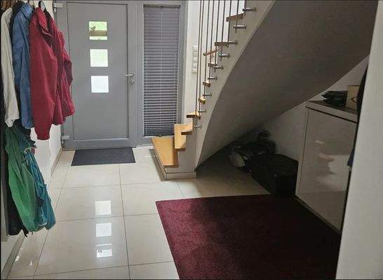 Eingang mit Holztreppe 