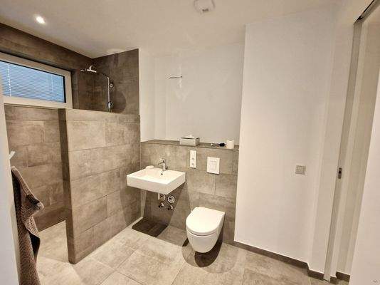 modernes Bad mit Fenster