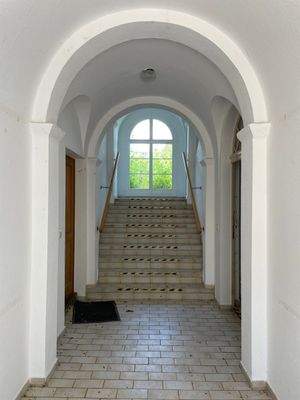 Haupteingang mit Rundbögen