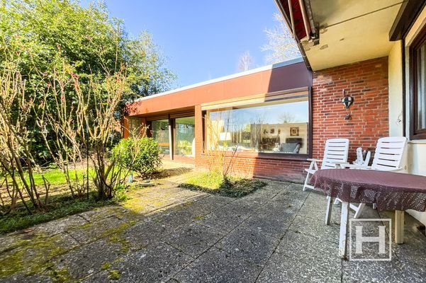 Terrasse mit Blick in den naturgetreuen Garten