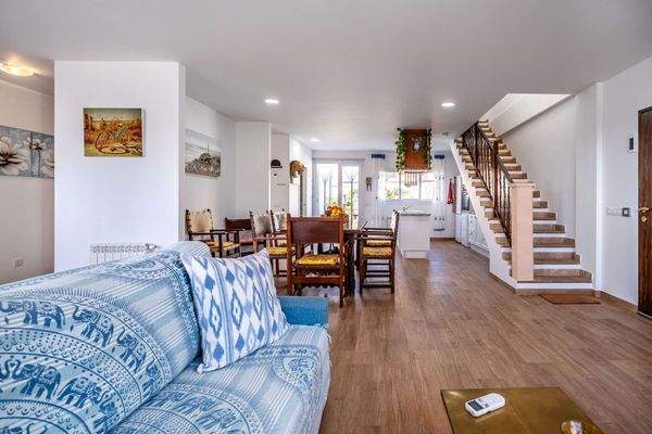 ...mit offener Küche und Essbereich