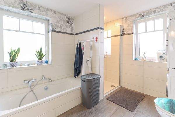 ...sowie Dusche und Anschlüssen für die Waschmaschine