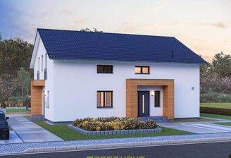 Stimmungsvolle Frontansicht eines massa haus Fertighauses bei Dämmerung, das als Mehrgenerationenhau
