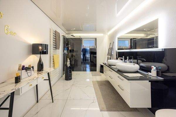 UG: großzügiges Bad mit bodenebener Dusche