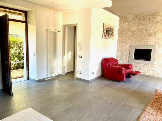 Wohnzimmer mit Kamin