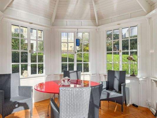 Blick in den Gartenpavillon