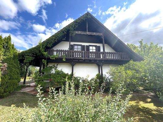 Haus von hinten mit Balkon zum Garten 
