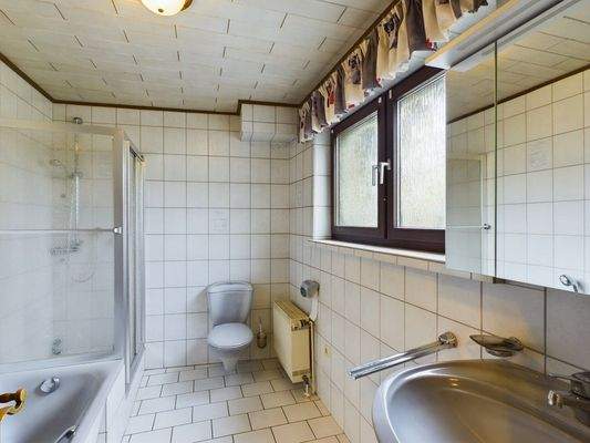 2. Bad mit Wanne und Dusche