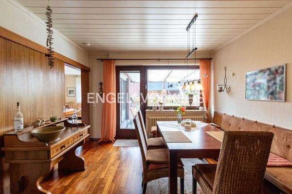 Das Esszimmer mit direktem Zugang zur Küche, zum Wohnzimmer und zur Terrasse