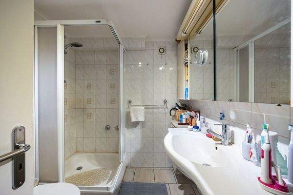 Duschbad mit Waschmaschinenanschluss