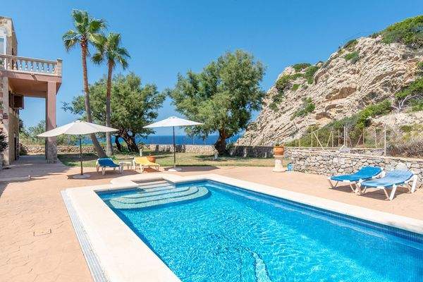 Poolbereich mit Blick zum Meer