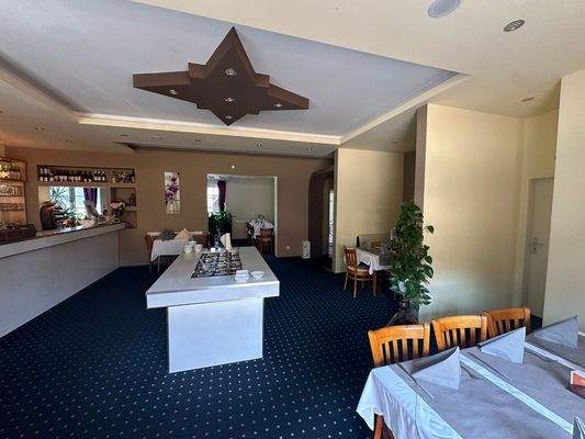 Hauptraum mit Theke und Salatbuffet