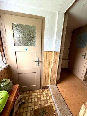 WC im Anbau Hofseite / rechts Tür zum Keller