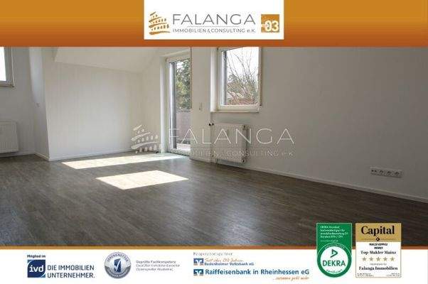 Titelbild - Wohnzimmer mit Blick zum Balkon