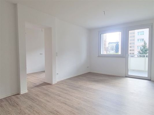 Wohnzimmer mit Balkon