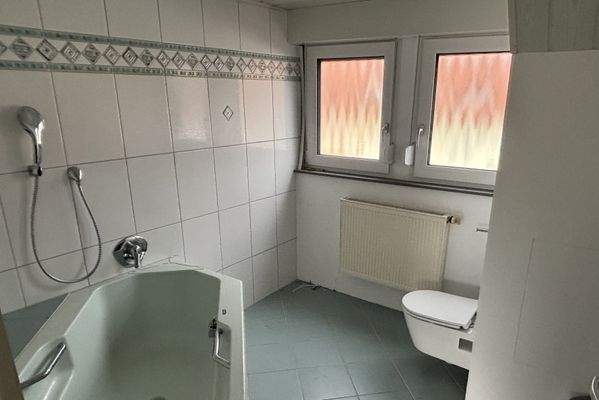 schickes Wannenbad DG