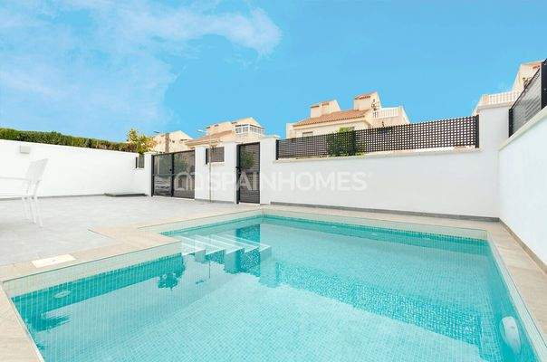 Detached Houses with Private Swimming Pools in Torrevieja Alicante