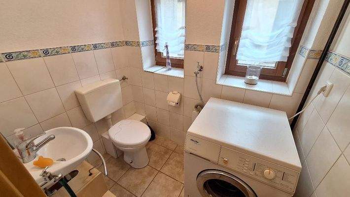 UG kleines Bad mit Waschmaschine