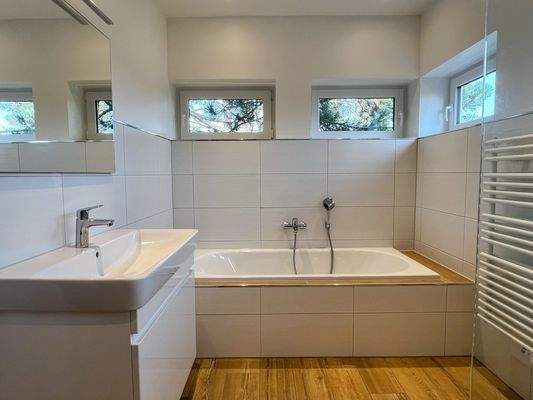 Bad mit Dusche + Wanne