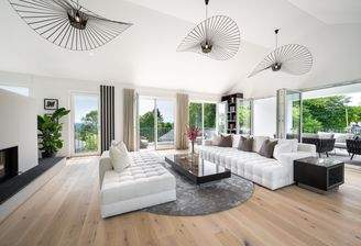 Lichtdurchfluteter Wohnbereich mit Panoramablick bis in die Alpen