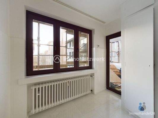 Küche mit Balkonzugang