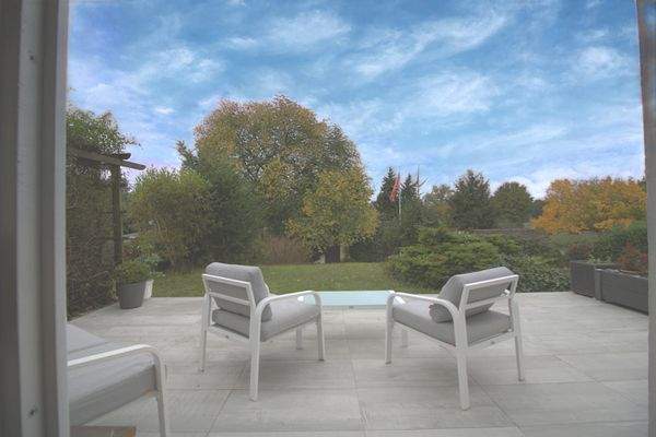 Terrasse mit Grundstücksblick