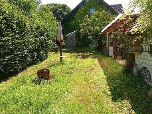 großer Garten mit Haus 