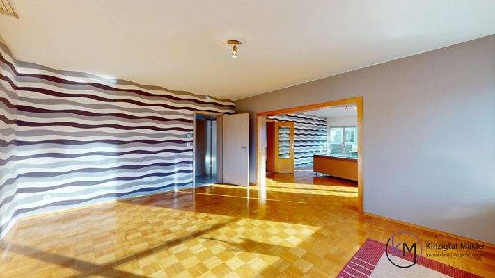 ... geräumiges Esszimmer