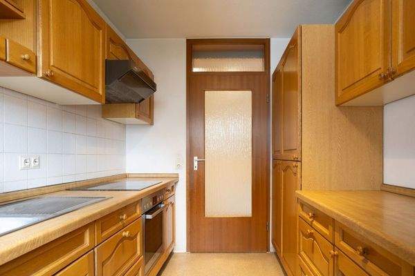 Küche mit Holzschränken