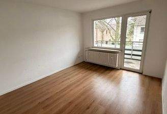 Helles Zimmer mit Holzboden