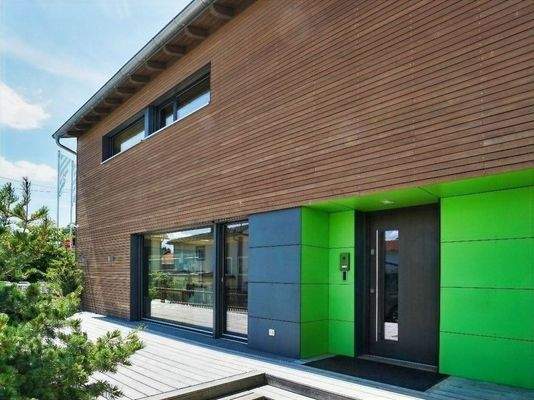 Hausansicht mit Terrasse