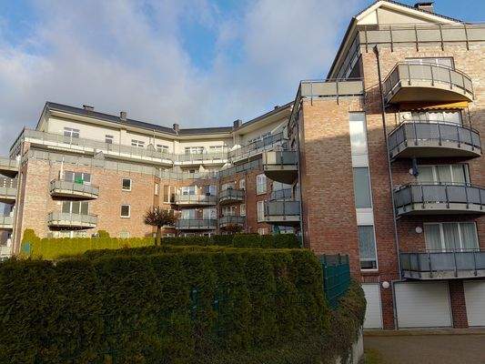 Gebäuderückseite ohne Autos.jpg