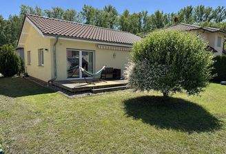 Garten mit Baum und Terrasse