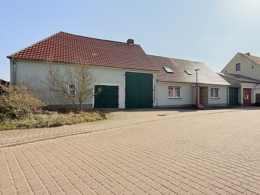 Einfamilienhaus mit angrenzender Scheune